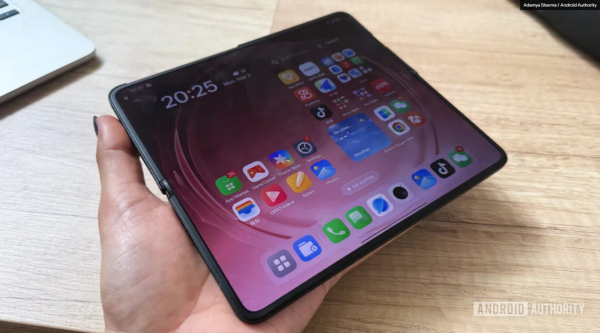 OPPO Find N6惊艳亮相MWC 2026，超平整屏幕震惊外媒记者