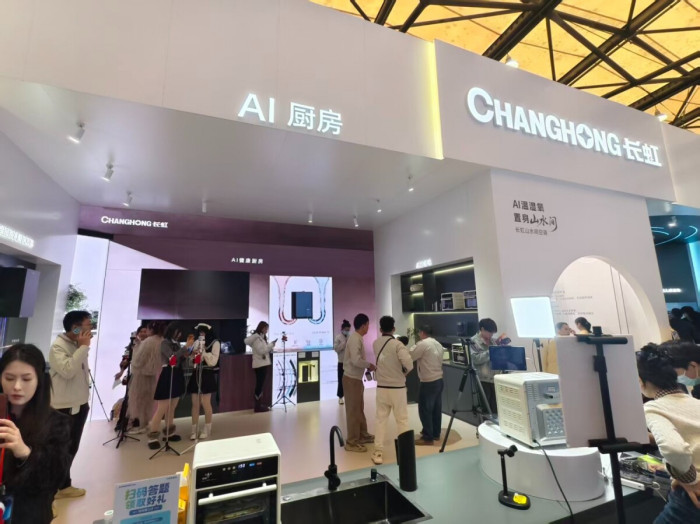 AWE 2026：长虹推出行业首款光色场同控RGB MiniLED电视