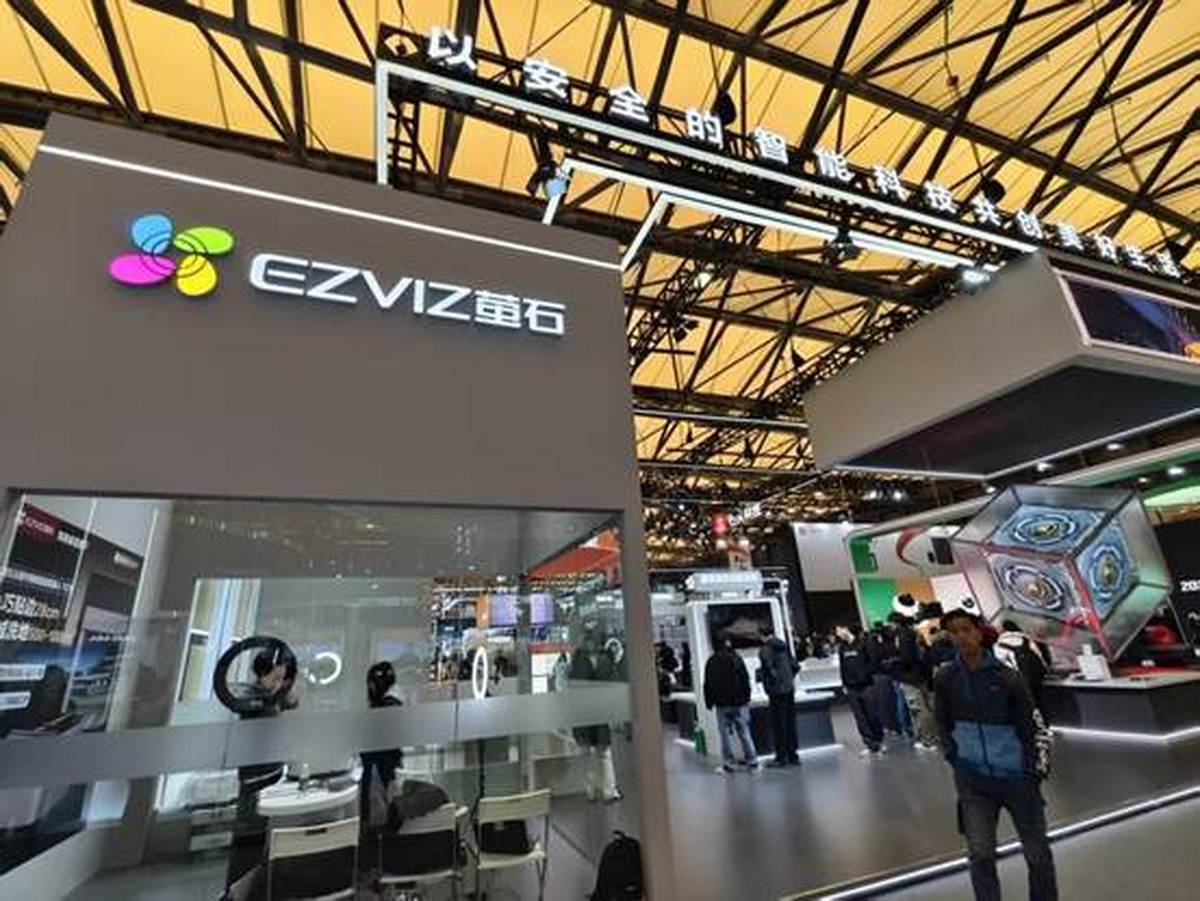 解决干湿混合垃圾！全球首款AI蒸汽洗地机器人萤石Stella星辰AWE2026发布